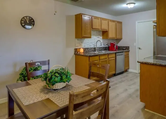 Holiday home 2br With Patio Heated Pool & Gym Access Phoenix