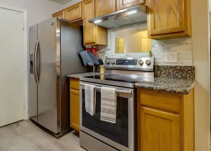 2br With Patio Heated Pool & Gym Access *