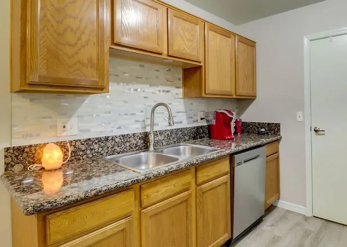 Holiday home 2br With Patio Heated Pool & Gym Access
