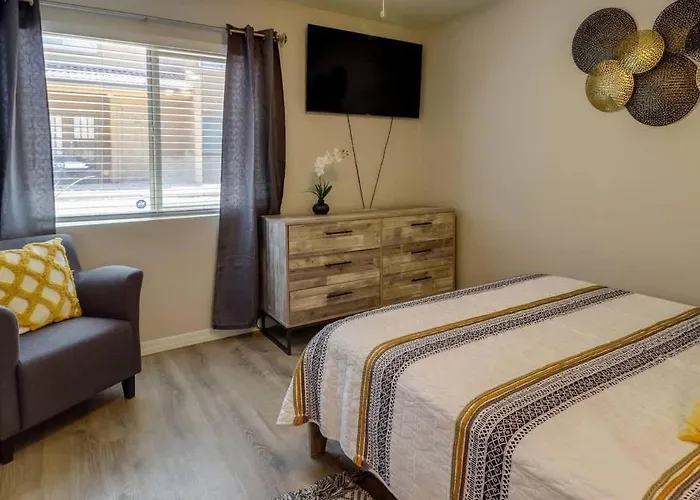 Holiday home 2br With Patio Heated Pool & Gym Access Phoenix