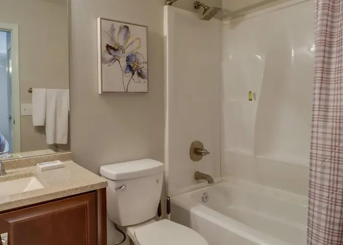 2br With Patio Heated Pool & Gym Access